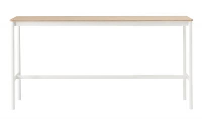 Base High Table Stehtisch von Muuto mit Eichenplatte und weißem Gestell, ideal für Büro und Zuhause.